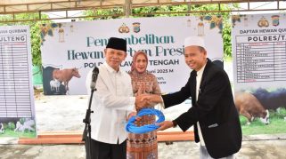 Kapolda Sulteng, Irjen Pol. Dr. Agus Nugroho secara simbolis menyerahkan hewan qurban kepada panitia penyembelihan hewan qurban di Masjid Ar Rahman Polda Sulteng, Jumat (06/06/2025).
