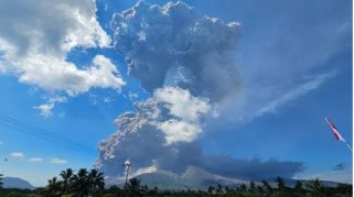 Gunung Lewotobi Laki-Laki Meletus, Dua Bandara Ditutup Sementara 9