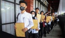 Ilustrasi Orang Yang Sedang Mencari Pekerjaan Foto Melansir 1C1F3Ae925