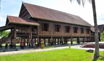 Rumah Adat Bugis 1