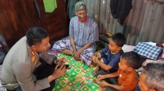 Kapolres Gowa AKBP Muhammad Aldy Sulaiman yang mendatangi langsung kediaman Dua bocah viral di Jalan KH Agus Salim, Kecamatan Somba Opu, Gowa. Senin (18/8/2025).