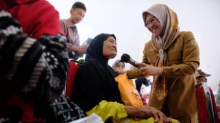 Langsung Ke Lapangan, Bupati Gowa Salurkan Pkh Dan Sembako Untuk Warga Di Lima Kecamatan Img 20250923 Wa0075