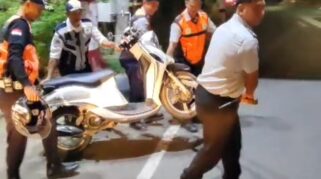 Dishub Makassar Angkut Motor Yang Parkir Sembarangan Di Bahu Jalan Penghibur Img 20250922 120629