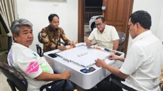 Viral, Menhut Raja Juli Main Domino Dengan Tersangka Pembalak Liar Domino