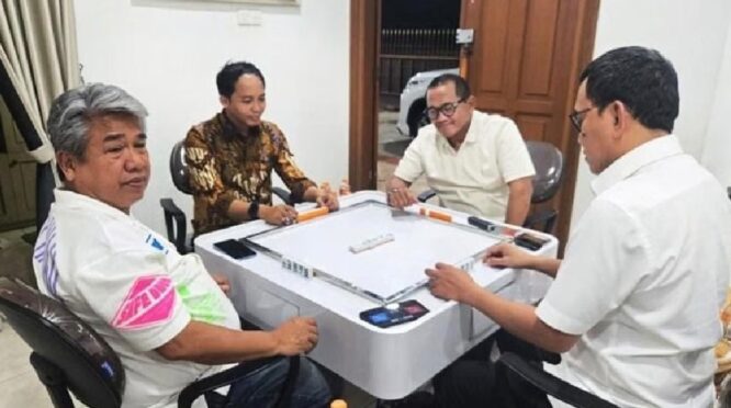 Viral, Menhut Raja Juli Main Domino Dengan Tersangka Pembalak Liar Domino