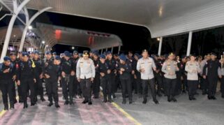 Suasana Pelepasan Personel Brimob Polda Ntt Yang Ditugaskan Untuk Mempertebal Pengamanan Unjuk Rasa Di Jakarta.