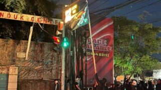 Massa Demo Depan Unhas Merusak Cctv Di Jalan Perintis Kemerdekaan Makassar 1756468613398 169 1
