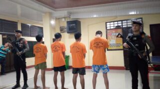 Sempat Kabur Ke Bone, Keluarga Serahkan Pelaku Pembusuran Di Jembatan Tinumbu Ke Polisi 1000286959