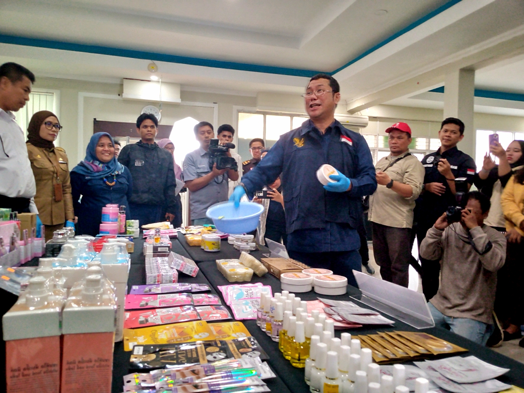 Peredaran Kosmetik Ilegal Didominasi Produk Pemutih Kulit, Bpom: Cantik Gak Harus Putih 1000324081