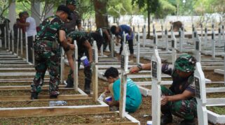 Sambut Hut Tni Ke-80, Kodam Hasanuddin Bersama Karang Taruna Bersihkan Tmp Panaikang 1C895Fdb 1A20 4717 Be94 4C8A761169C6