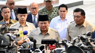 Presiden Prabowo Memberikan Keterangan Pers Di Pangkalan Udara Halim Perdanakusuma, Jakarta, Pada Selasa (14/10/2025), Usai Menghadiri Konferensi Tingkat Tinggi (Ktt) Perdamaian Sharm El-Sheikh Di Republik Arab Mesir. (Dok. Setneg)