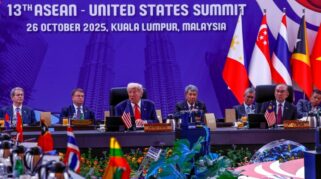 Presiden Amerika Serikat Donald Trump Menyampaikan Pujian Kepada Presiden Prabowo Dalam Acara Konferensi Tingkat Tinggi (Ktt) Ke-13 Asean–United States (Us) Yang Digelar Di Kuala Lumpur Convention Centre (Klcc), Malaysia, Pada Minggu (26/10/2025). (Dok. Setneg)