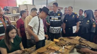 68E08D41498B2 Menkeu Purbaya Melihat Produksi Rokok Cerutu Di Kudus Jogja