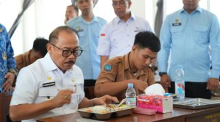 Tanggapi Isu Keracunan, Gubernur Sulbar Ikut Cicipi Mbg Di Sekolah Img 20251001 Wa0052