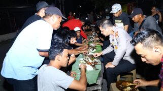 Beralaskan Daun Pisang Memanjang, Kapolrestabes Makassar Makan Bersama Pemuda Tallo Img 20251017 Wa0007