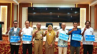 Pemkab Lutim Sosialisasi Tata Kelola Dana Hibah Dan Serahkan Bantuan Secara Simbolis Img 20251021 Wa0007