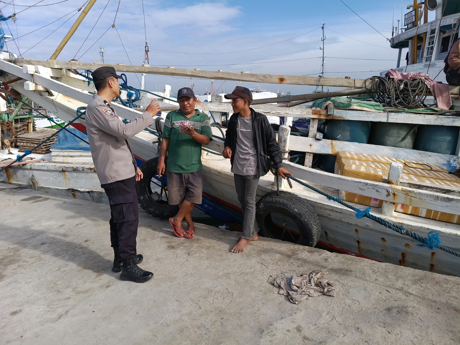 Cuaca Tak Menentu, Polisi Imbau Nelayan Di Dermaga Paotere Jangan Paksakan Berlayar Img 20251027 Wa0012