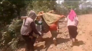 Puluhan Tahun Jalanan Rusak, Ibu Hamil Di Maros Ditandu 7 Kilometer Demi Melahirkan Img 20251013 220123