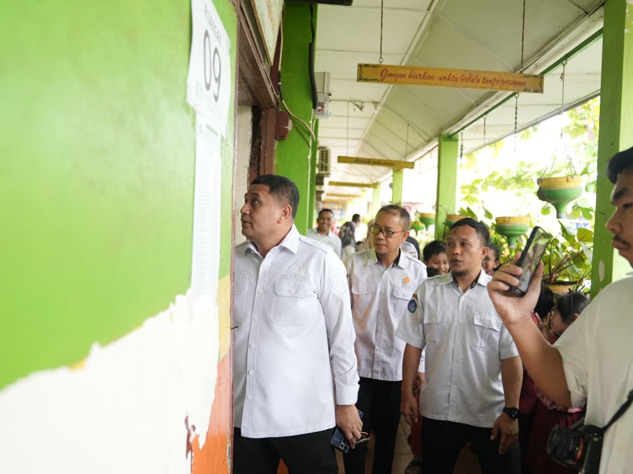 Sidak Sdn Inpres Monginsidi, Munafri Temukan Dinding Retak Hingga Kursi Belajar Kurang Whatsapp Image 2025 10 29 At 11.06.53 256F706E