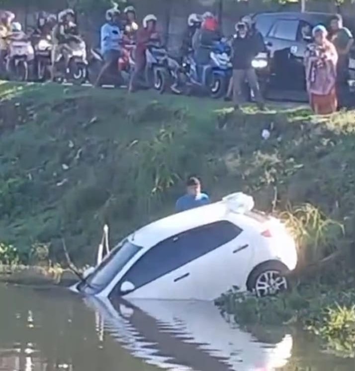 Pengemudi Ngantuk Usai Lembur, Mazda Putih Terjun Bebas Ke Kanal Unnamed 57