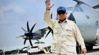 Presiden Prabowo Subianto Menyerahkan Pesawat Airbus A400M/Mrtt Alpha 4001 Kepada Tentara Nasional Indonesia (Tni) Untuk Memperkuat Alat Utama Sistem Persenjataan (Alutsista) Indonesia Khususnya Dalam Mobilitas Udara Strategis Nasional. Acara Penyerahan Digelar Di Pangkalan Udara Halim Perdanakusuma, Jakarta, Pada Senin (03/11/2025). (Dok. Setneg)