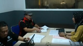 Tim Penyidik Tipidsus Kejati Sulsel Saat Menggeledah Pt C Di Kabupaten Bogor, Jawa Barat, Selasa (25/11). (Dok. Kejati Sulsel)