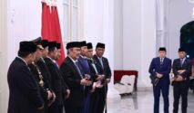 Anggota Komisi Percepatan Reformasi Kepolisian Negara Republik Indonesia (Polri) Memberikan Keterangan Pers Usai Dilantik, Di Istana Merdeka, Jakarta, Jumat (7/11) Malam.