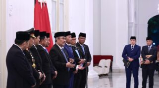 Anggota Komisi Percepatan Reformasi Kepolisian Negara Republik Indonesia (Polri) Memberikan Keterangan Pers Usai Dilantik, Di Istana Merdeka, Jakarta, Jumat (7/11) Malam.