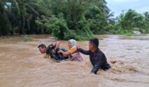 Evakuasi Korban Terjebak Banjir Di Sejumlah Wilayah Di Aceh. (Foto: Kodam Im)