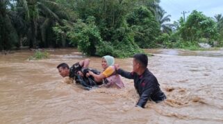 Evakuasi Korban Terjebak Banjir Di Sejumlah Wilayah Di Aceh. (Foto: Kodam Im)