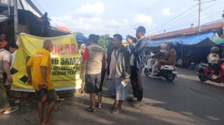 Perumda Pasar Makassar Memasang Spanduk Larangan Buang Sampah Di Pasar Pannampu, Senin (3/11/2025). (Ist)
