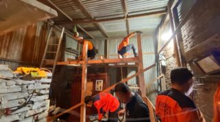 Bpbd Kota Makassar Mulai Memperbaiki Rumah Jumain Di Jalan Sinassara, Kelurahan Kalukubodoa, Kecamatan Tallo,Melaui Program Rumah Layak Huni, Senin (3/11/2025). (Dok : Bpbd Makassar)