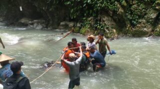 Tim Sar Gabungan Akhirnya Menemukan Jasad Seorang Pemuda Asal Kabupaten Wajo Yang Tenggelam Di Air Terjun Kembar, Desa Taripa, Kecamatan Angkona, Kabupaten Luwu Timur.
