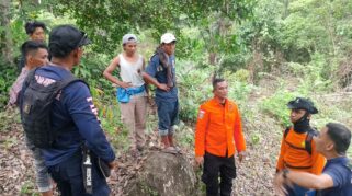 Tim Sar Palopo Melakukan Operasi Pencarian Pria Bernama Sondak (40), Warga Lamasi Hulu, Kecamatan Walenrang Barat, Yang Dilaporkan Hilang Saat Hendak Memantau Kebunnya Di Pegunungan Dusun Parembonan, Desa Walenrang, Kabupaten Luwu, Pada Kamis (6/11/2025).