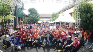 Wali Kota Makassar, Munafri Arifuddin (Appi), Menghadiri Hari Ulang Tahun (Hut) Ke-14 Ikatan Keluarga Alumni Sman 2 Makassar (Ikasmada) Yang Berlangsung Meriah Di Lapangan Smada Makassar, Minggu (16/11/2025).