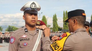 Wakapolda Sulteng, Brigjen Pol Dr. Helmi Kwarta Pimpin Apel Gelar Pasukan Operasi Zebra Tinombala 2025. (Dok. Bidhumas Polda Sulteng)