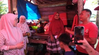 Bupati Gowa, Sitti Husniah Talenrang, Mengunjungi Lokasi Kebakaran Yang Menghanguskan Satu Unit Rumah Di Dusun Pajalau, Desa Panakkukang, Kecamatan Pallangga, Sabtu (22/11).