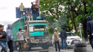 Demonstrasi Tolak Revisi Kuhap Dan Gelar Pahlawan Soeharto Di Jalan Sultan Alauddin Makassar, Sabtu (22/11). (Rastranews/Regent)