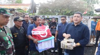 Wali Kota Makassar, Munafri Arifuddin, Meninjau Langsung Lokasi Kebakaran Di Kecamatan Tallo Yang Menghanguskan Sedikitnya 18 Rumah Warga Pasca Tawuran Antarkelompok Pemuda Beberapa Waktu Lalu.