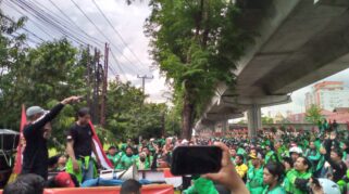 Gelombang Demonstrasi Besar-Besaran Terjadi Di Kota Makassar Setelah Ribuan Pengemudi Ojek Online (Ojol) Memblokir Dua Ruas Jalan Utama, Ap Pettarani Dan Urip Sumoharjo, Pada Senin Siang (24/11/2025).