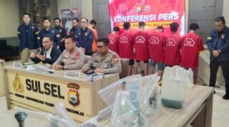 Setelah Resmi Merilis Para Pelaku Pembakaran 13 Rumah Saat Tawuran Pecah Di Kecamatan Tallo, Kota Makassar, Polisi Juga Mengungkap Beberapa Fakta Baru. Ternyata Pelaku Adalah Para Remaja Dan Pengguna Narkoba.