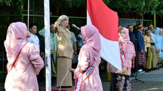 Wakil Wali Kota Makassar, Aliyah Mustika Ilham Bertindak Sebagai Pembina Upacara Peringatan Hari Guru Nasional (Hgn) Dan Hari Ulang Tahun Ke-80 Pgri Yang Digelar Di Upt Spf Sd Kompleks Mangkura, Selasa (25/11/2025).