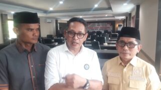 Ketua Dprd Kota Makassar, Supratman, Meminta Pemerintah Kota Makassar Menunda Pelaksanaan Pemilihan Rt/Rw Serentak. Alasannya, Sejumlah Persoalan Ditemukan Di Lapangan, Mulai Dari Dugaan Ketidaknetralan Lurah Hingga Kesiapan Teknis Yang Dinilai Belum Maksimal.