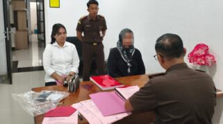 Penyidik Satuan Narkoba Polres Banggai, Melimpahkan Tahap Dua Yakni Tersangka Dan Barang Bukti Kasus Narkotika Ke Jaksa Kejaksaan Negeri Banggai.
