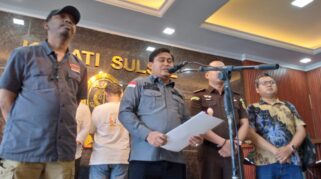 Tim Gabungan Intelijen Kejaksaan Tinggi Sulawesi Selatan (Kejati Sulsel) Menangkap Seorang Buronan Kasus Pemalsuan Dokumen Perusahaan Di Makassar. ‎Terpidana Yang Sebelumnya Adalah Manajer Di Salah Satu Perusahaan Baja Ringan Itu Bernama Tony Gosal Alias Welly (47). Ia Diamankan Di Kota Makassar Setelah Kabur Selama 1 Tahun 4 Bulan Dari Proses Eksekusi Kejari Jayapura.