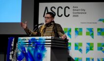 Wali Kota Makassar, Munafri Arifuddin (Appi) Tampil Memukau Saat Mengenakan Batik Keemasan Bermotif Lontara, Simbol Identitas Dan Kebanggaan Masyarakat Bugis–Makassar, Pada Asia Smart City Conference (Ascc) 2025 Di Pacifico Yokohama North, Jepang.