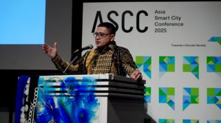 Wali Kota Makassar, Munafri Arifuddin (Appi) Tampil Memukau Saat Mengenakan Batik Keemasan Bermotif Lontara, Simbol Identitas Dan Kebanggaan Masyarakat Bugis–Makassar, Pada Asia Smart City Conference (Ascc) 2025 Di Pacifico Yokohama North, Jepang.