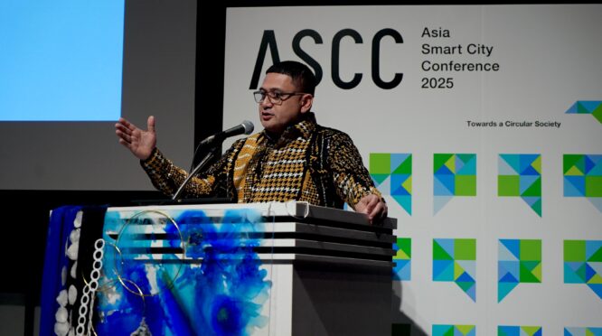 Wali Kota Makassar, Munafri Arifuddin (Appi) Tampil Memukau Saat Mengenakan Batik Keemasan Bermotif Lontara, Simbol Identitas Dan Kebanggaan Masyarakat Bugis–Makassar, Pada Asia Smart City Conference (Ascc) 2025 Di Pacifico Yokohama North, Jepang.