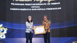 Bupati Jeneponto, Paris Yaris, Menerima Penghargaan Bergengsi Dari Menteri Kependudukan, Pembangunan Keluarga, Dan Badan Kependudukan Dan Keluarga Berencana Nasional (Kemendukbangga/Bkkbn) Karena Berhasil Menjadi Pelaksana Pemutakhiran Pendataan Penduduk Terbaik Tahun 2025.