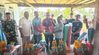 Wakil Bupati Bone, Dr. H. Andi Akmal Pasluddin, Menyerahkan Bantuan Kepada Warga Desa Mallari, Kecamatan Awangpone, Yang Terdampak Angin Puting Beliung, Kamis (27/11/2025).(Dok Pemkab Bone)